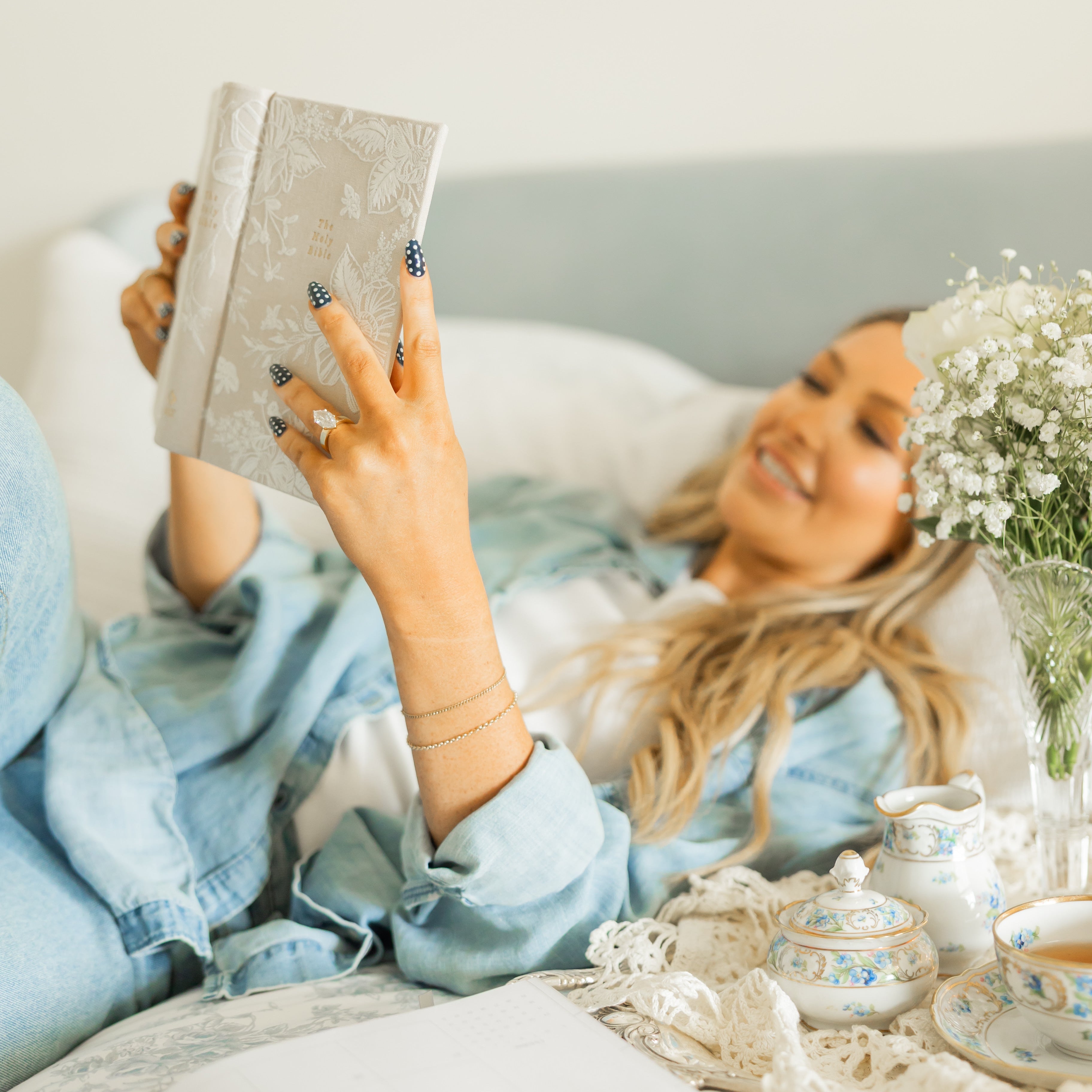 NLT Compact Bible: Casablanca Theme